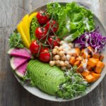 Vitaminer og mineraler: En omfattende guide til helsefordeler og kilder